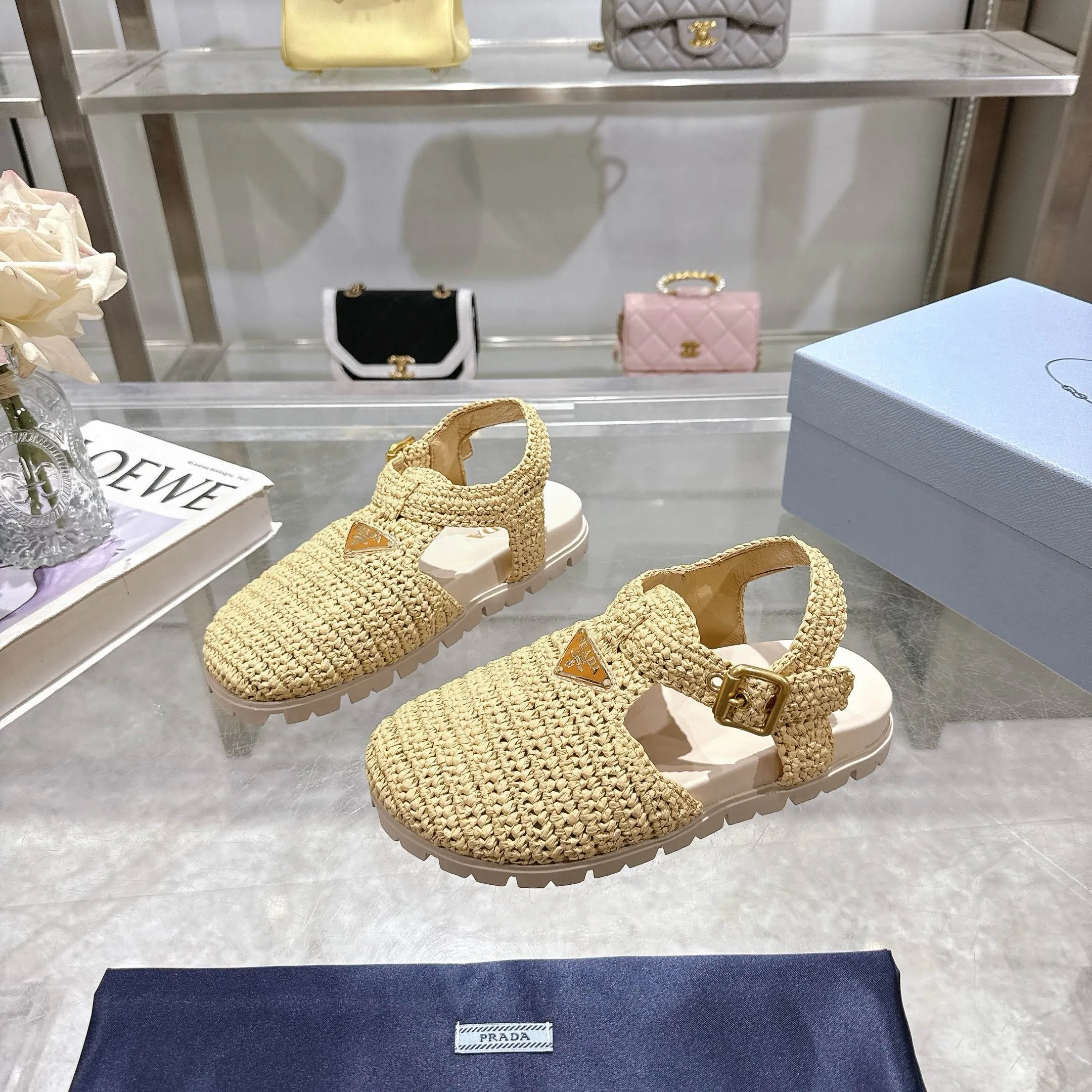 👟👟Ex-factory price 520👟👟 Original environmentally friendly PP paper material, high version Prada Prada's latest pig cage shoes Roman woven flat rubber sandals latest environmentally friendly ♻️PP material high price Fully handmade crochet Just like knitting sweaters, slow workmanship Retro fashionable and avant-garde thick soles with rubber uppers, retro wood grain to meet the various choices of fashionable people of different styles! The iconic metal triangle logo is paired with the shape of ancient beach sandals. Every design element is fashionable! Code number 35-40